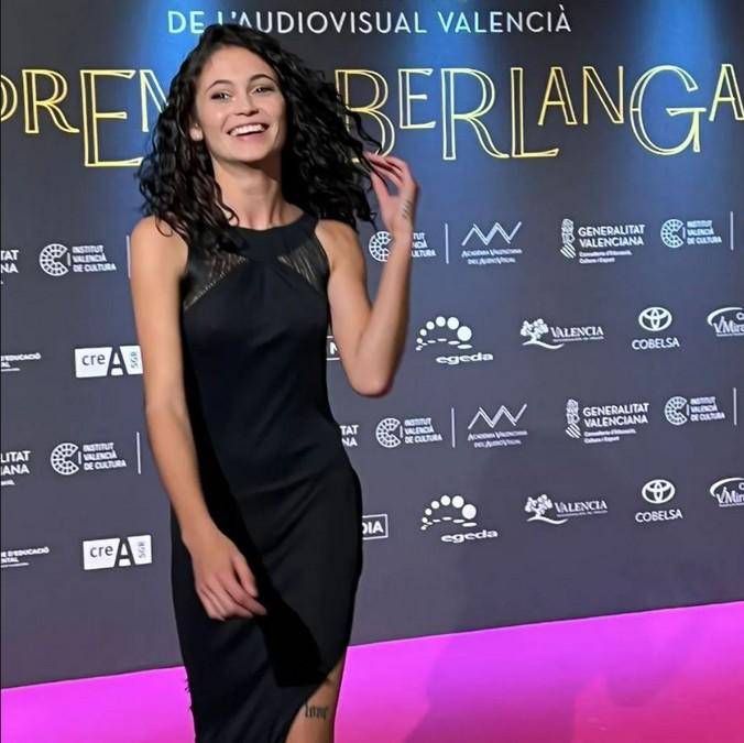 La joven actriz fue descubierta por una productora de cine al verla como modelo en un botellón de agua, hoy es una sensación en España