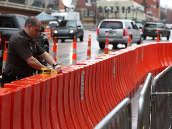 Ferguson se prepara para decisión sobre policía que mató a joven negro.