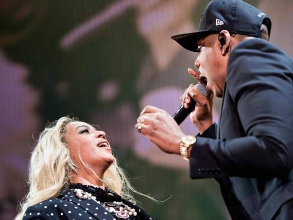 En esta foto del 4 de febrero del 2016, Beyonce y Jay-Z cantan durante un mÃ­tin de campaÃ±a de la candidata presidencial demÃ³crata Hillary Clinton en Cleveland. La pareja de estrellas serÃ¡ reconocida por su apoyo a la comunidad LGBTQ en la ceremonia de los GLAAD Media Awards el 28 de marzo del 2019. (AP Foto/Matt Rourke, Archivo)