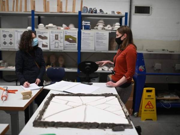 Según el experto inmunólogo, Anthony Fauci, estudios revelan que no existe diferencia entre guardar uno o dos metros de distancia para evitar el contagio. Foto: AFP