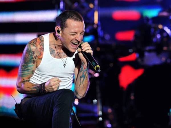 Chester Bennington fue un cantante, compositor, actor estadounidense y vocalista principal de las bandas de rock: Linkin Park y Dead By Sunrise.