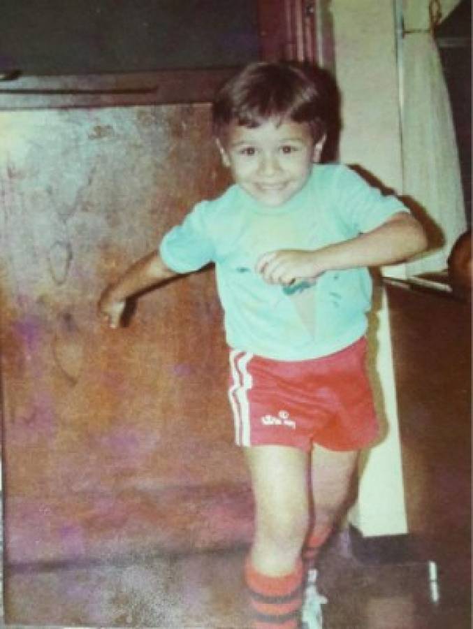 El pequeño César cuando era un niño, siempre inquieto y alegre.