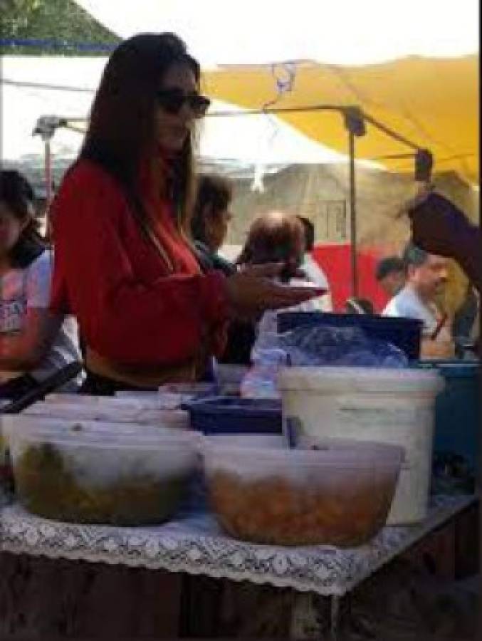 Emily Ratajkowski se viraliza tras comer quesadillas en un local callejero de México   