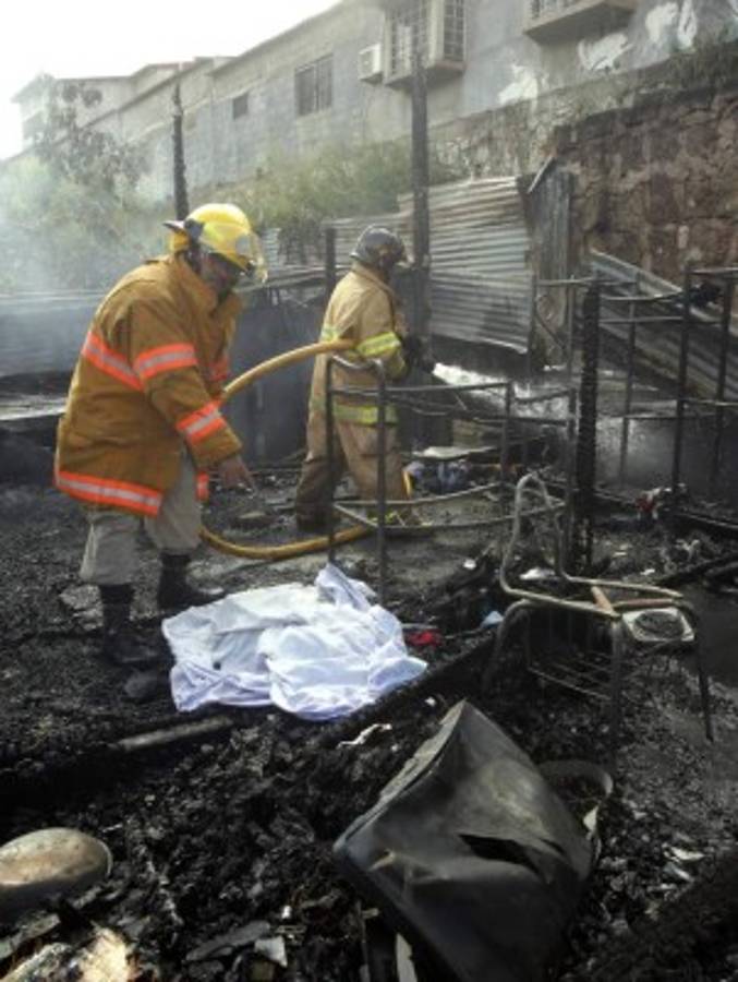 Reducida a escombros quedó la casa construida de madera donde murió carbonizado el menor en la colonia Villa Nueva.