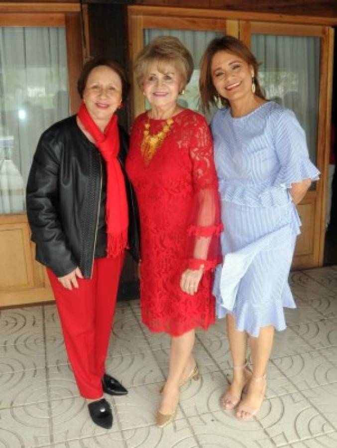 Damas del club charter 100 celebran almuerzo navideño