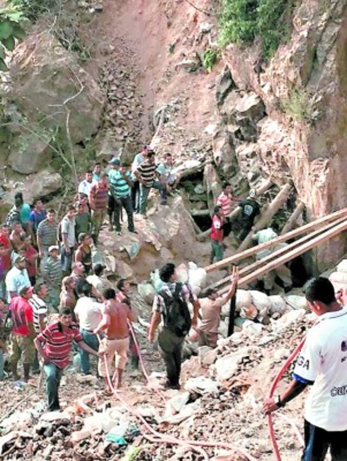 Choluteca: Tres de los 11 mineros soterrados dan señales de vida