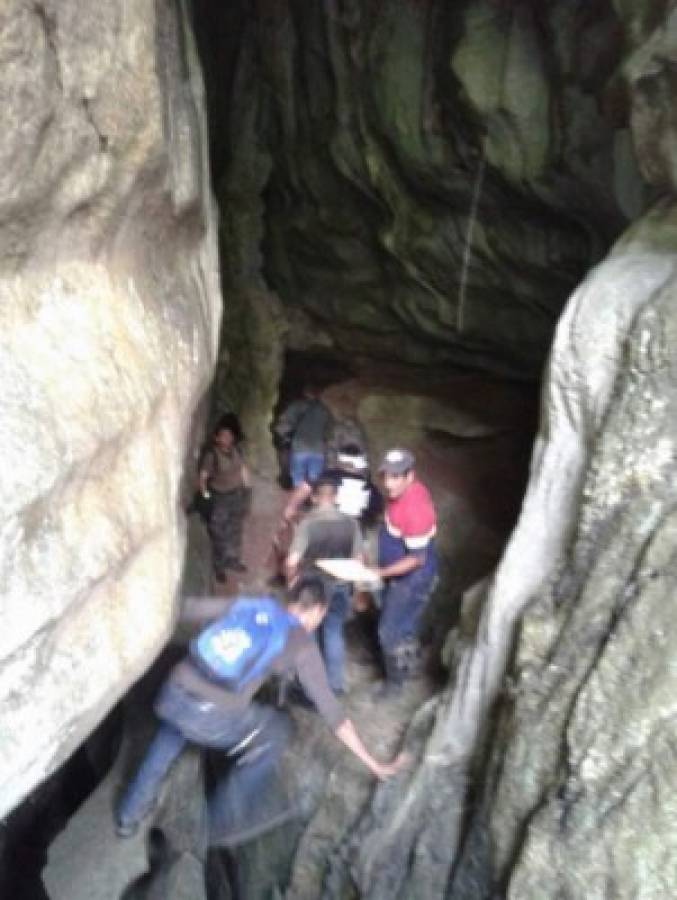 Hallan centenarios huesos humanos en cuevas de Honduras