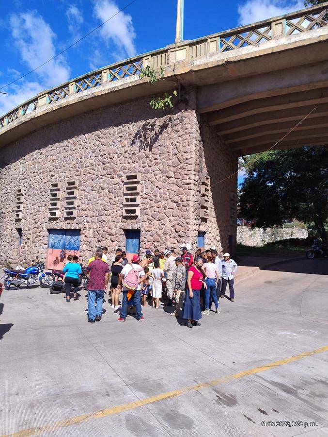 La imagen muestra el sitio desde el que cayó la víctima de este incidente.