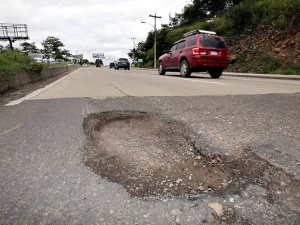 Circular por el anillo periférico es un riesgo debido a los enormes baches que se han formado en las últimas semanas. Foto: David Romero/EL HERALDO.
