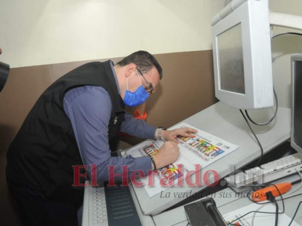 Kelvin Aguirre revisó las primeras impresiones. Fotos: Marvin Salgado | EL HERALDO.