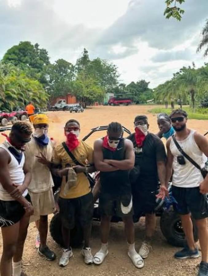 ¡Captados! Futbolistas del Barcelona son vistos en un yate lleno de mujeres en sus vacaciones