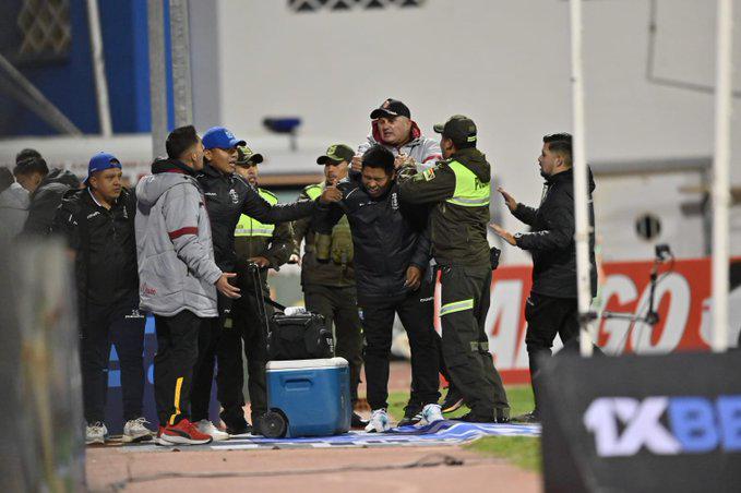 Partido de fútbol termina en batalla campal; 17 expulsados y directivo fracturado
