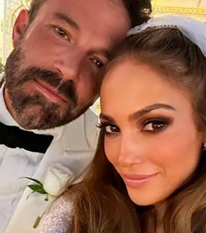 “Lo hicimos. El amor es hermoso. El amor es amable. Y resulta que el amor es paciente. Veinte años de paciencia”, afirmó JLo en una carta.