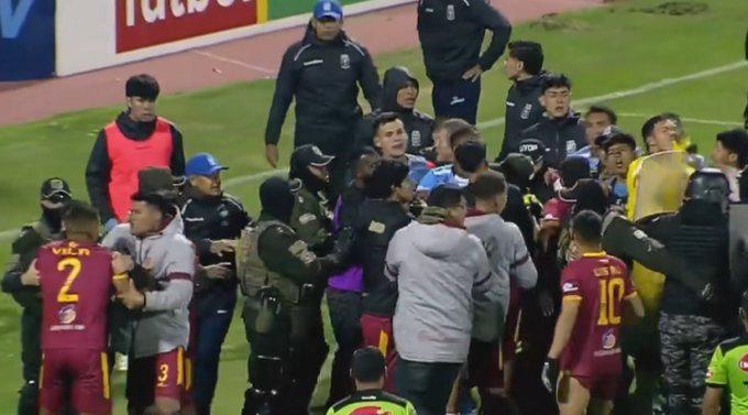 Partido de fútbol termina en batalla campal; 17 expulsados y directivo fracturado