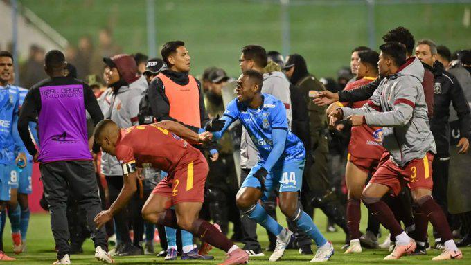 Partido de fútbol termina en batalla campal; 17 expulsados y directivo fracturado