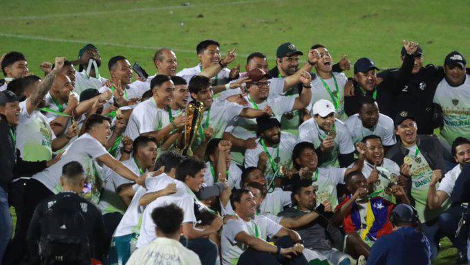 Dos hondureños involucrados: Final de Guatemala termina en pleito entre aficionados