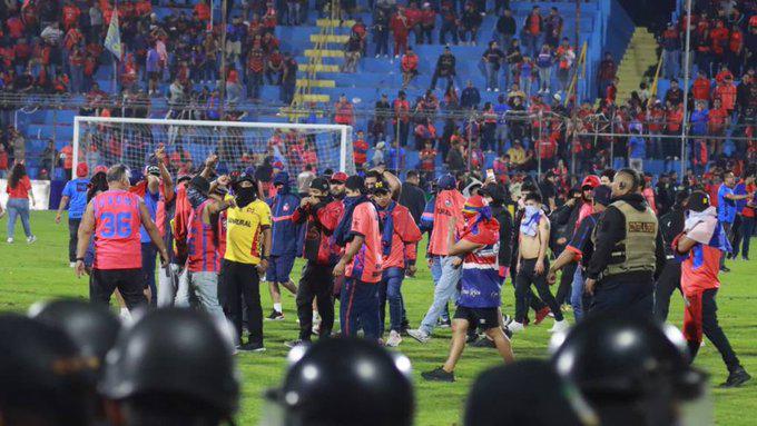 Dos hondureños involucrados: Final de Guatemala termina en pleito entre aficionados