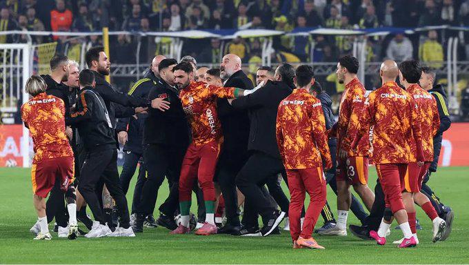 14 futbolistas han sido detenidos y un exvicepresidente; razón por la que son investigados