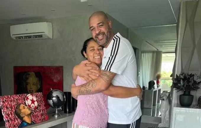 Estafan a madre de Adriano y el ex delantero estalla y lanza amenaza: Vas a ver al diablo