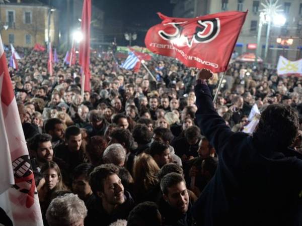 Una multitud de seguidores del movimiento radical Syriza se reúne en un parque de Atenas, tras conocerse su triunfo en las elecciones.