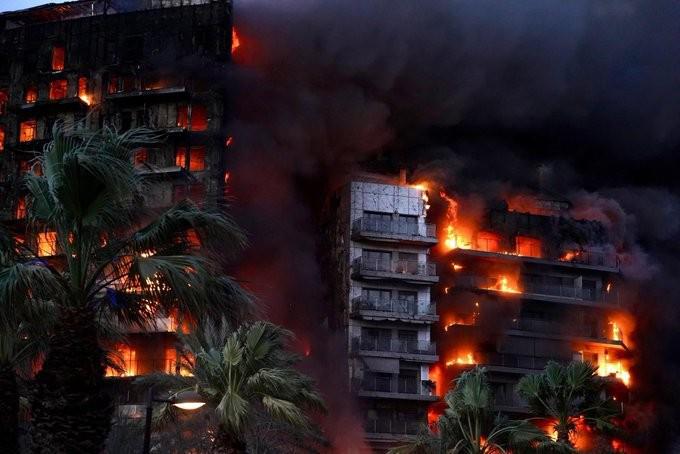El infierno desatado en edificio de apartamentos en Valencia, España