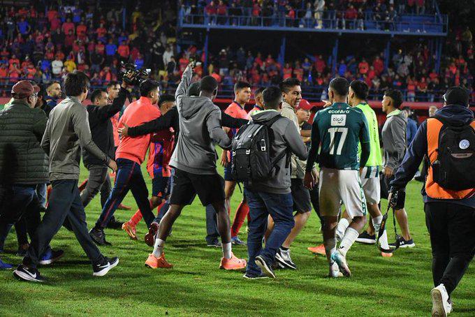 Dos hondureños involucrados: Final de Guatemala termina en pleito entre aficionados