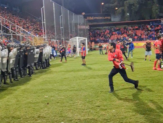 Dos hondureños involucrados: Final de Guatemala termina en pleito entre aficionados