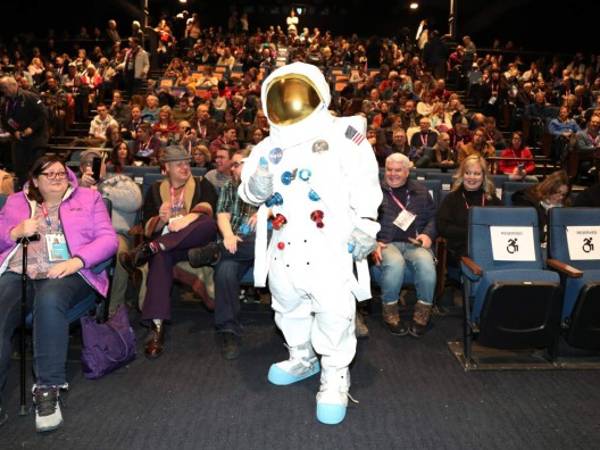 Un astronauta posa con el público durante el estreno de “Apolo 11” durante el Festival de Cine de Sundance en The Ray en Park City, Utah.