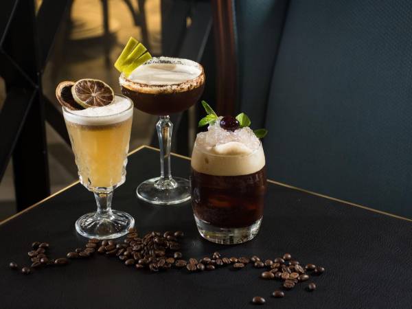 Si eres amante del café, pero no te gusta beberlo cuando el calor arrecia, estos tragos fríos son los mejores sustitutos.