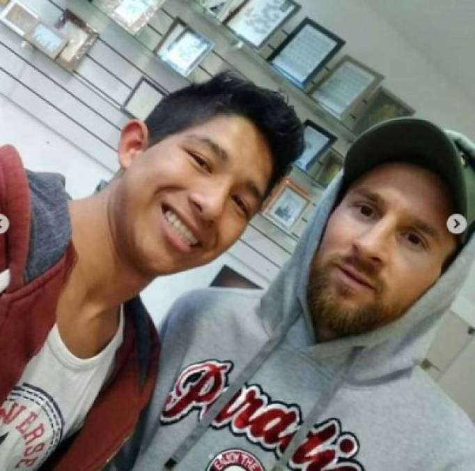 Messi visita un mall en Argentina para tomarse una foto tamaño carné y causa furor entre los empleados