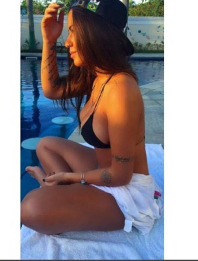 Hermana de Neymar causa furor por provocativo escote