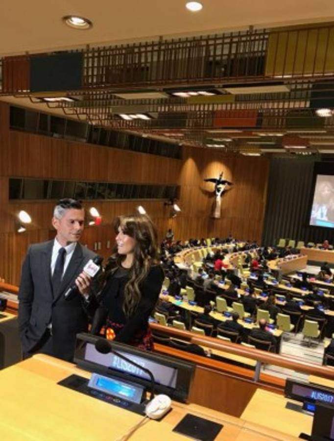 Thalía impacta en sede de las Naciones Unidas con su atuendo y diminuta cintura