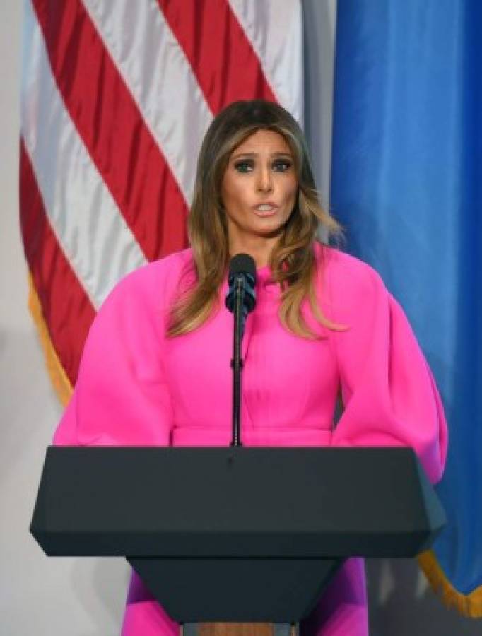 ONU: críticas a Melania Trump en redes sociales por vestido fucsia flúo de Delpozo