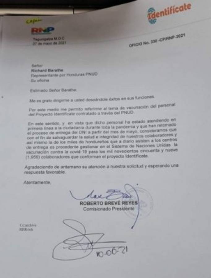 Suspenden entrega de DNI por falta de pago; personal pide ser incluido en vacunación