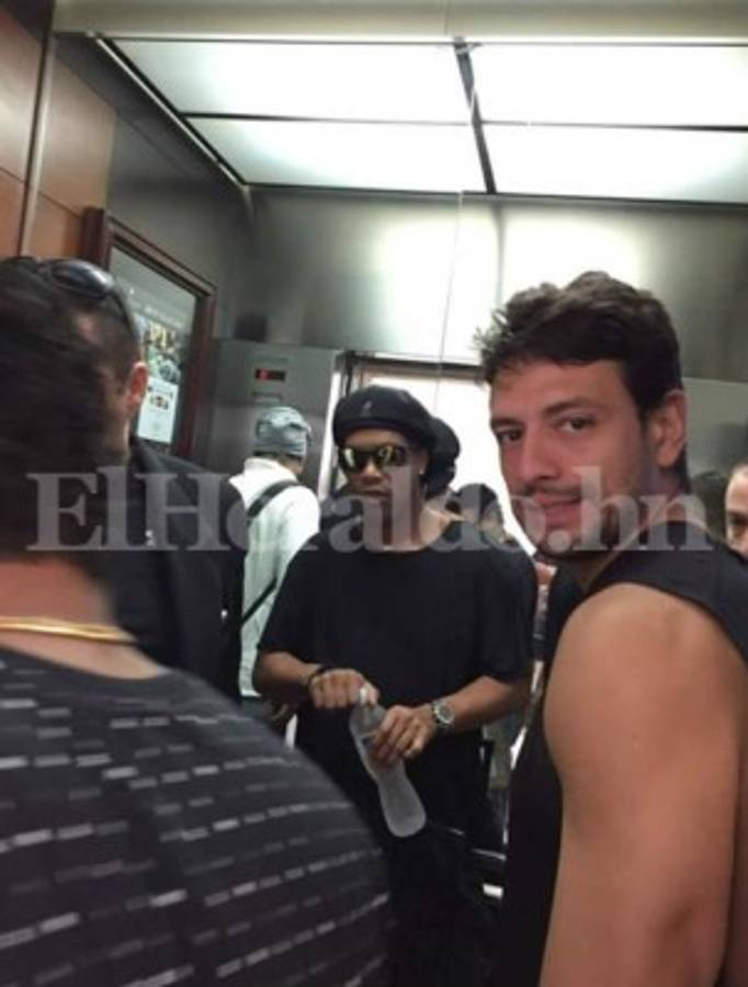 ¡Vaya privilegio! Ronaldinho invitó a aficionado hondureño a su hotel para regalarle autógrafo en persona
