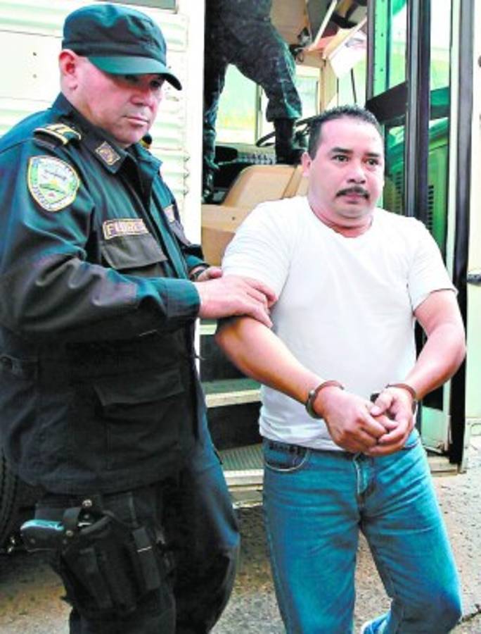 Los Banegas se vestían como policías y usaban una patrulla