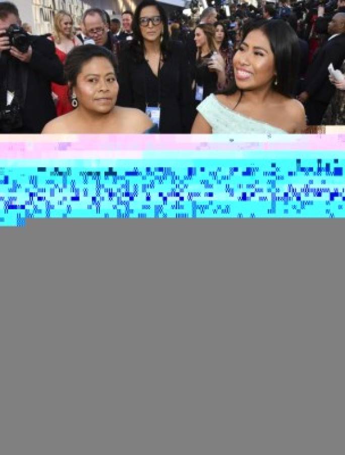 La actriz Yalitza Aparicio, a la derecha, llega con su madre, Margarita Martínez Merino, a la ceremonia de los Oscars, el domingo 24 de febrero del 2019 en el Teatro Dolby en Los Angeles. (Foto por Charles Sykes/Invision/AP)
