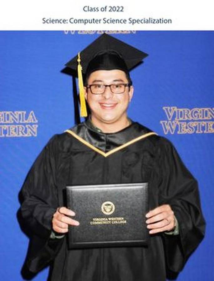 El catracho acaba de obtener su título en la ciudad de Roanoke, Virginia.