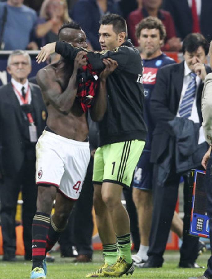 Suspenden a Balotelli por insultos y amenazas