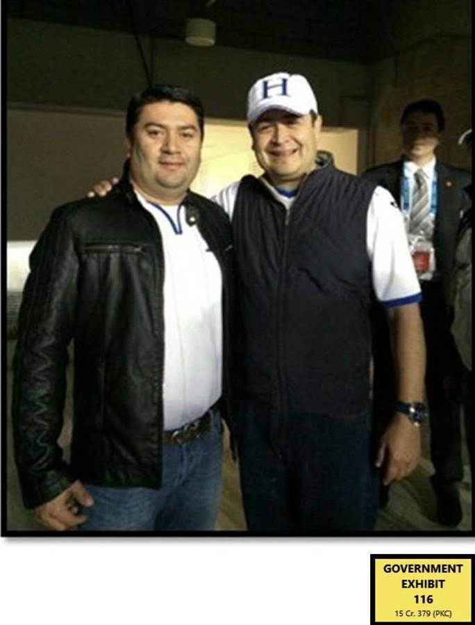 $!En otra de las fotografías aparece Juan Orlando Hernández junto a Hugo Ardón.
