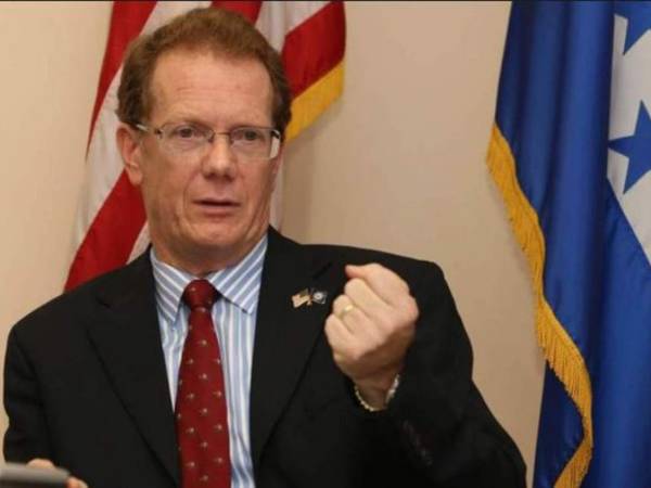 'Feliz día de independencia a todos los catrachos en Honduras y en todo el mundo', plasmó el embajador norteamericano en Honduras, James Nealon