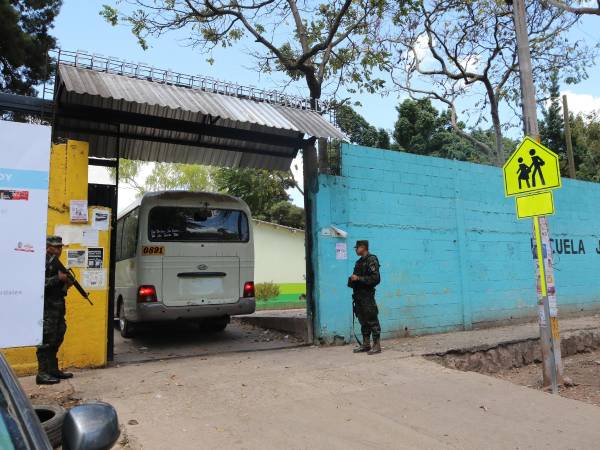 Este rapidito cargado de maletas electorales venía saliendo de la escuela John F. Kennedy. Debía dejar el material en Infop.