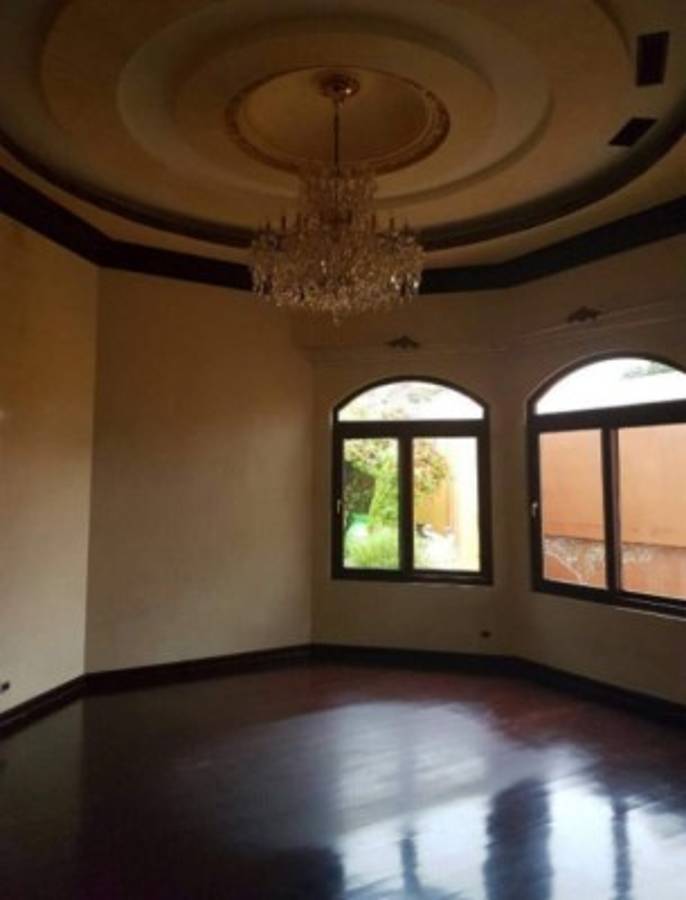 Encuentran autos clásicos y de lujo a narco hondureño preso en Estados Unidos