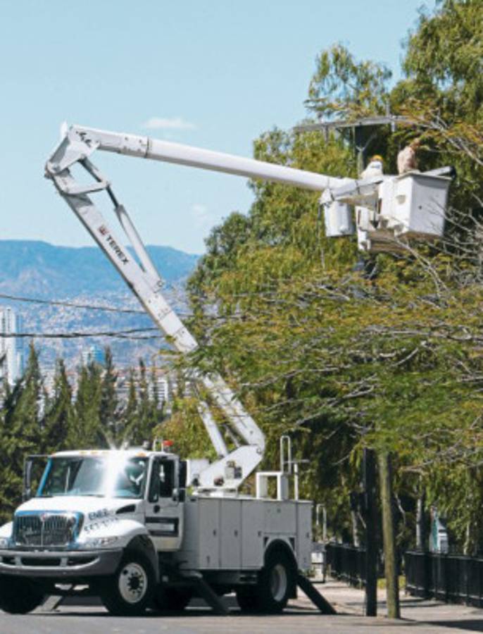 En una telaraña de cables se ha convertido el tendido eléctrico
