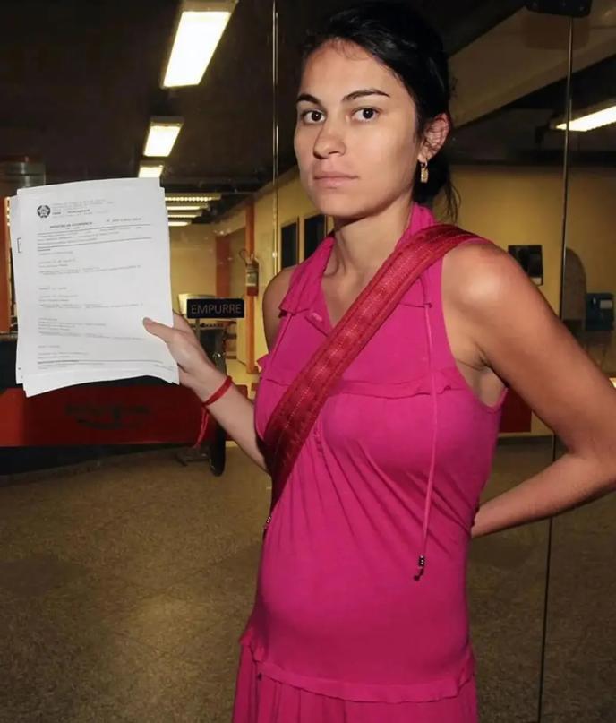 Asesinó a su amante, tiró los restos a los perros, quedó libre y sigue jugando al fútbol