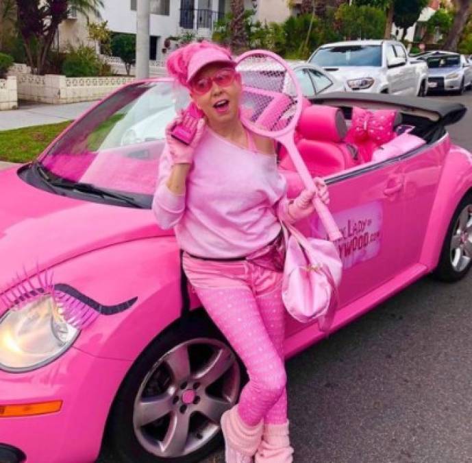 Kitten Kay Sera, la mujer que se casó con el color rosa tras 37 años de relación