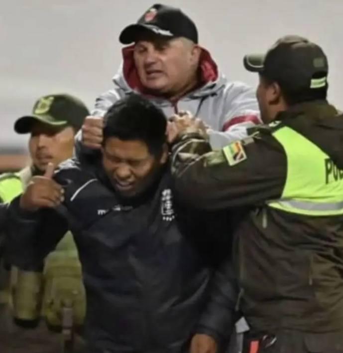 Partido de fútbol termina en batalla campal; 17 expulsados y directivo fracturado