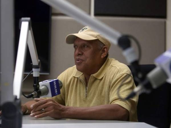 Dago Luján tiene 64 años y su primera experiencia en medios fue en Radio Lux de Olanchito. Luego se trasladó a Tegucigalpa, estuvo en Radio Tic Tac y desde 1978 es narrador de HRN.