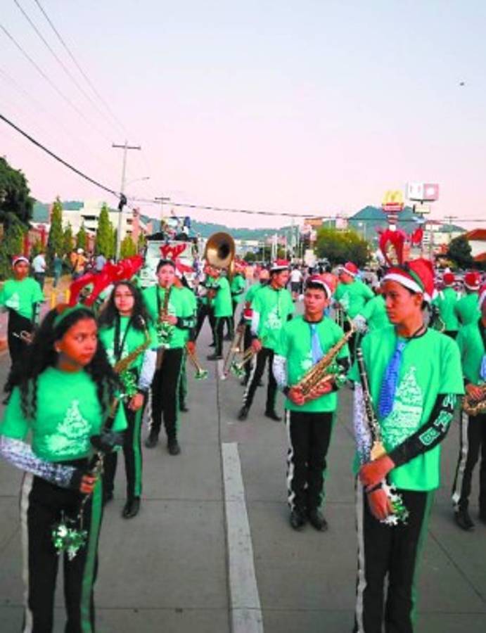 Carrozas y miles de luces en inicio de fiestas navideñas en la capital de Honduras