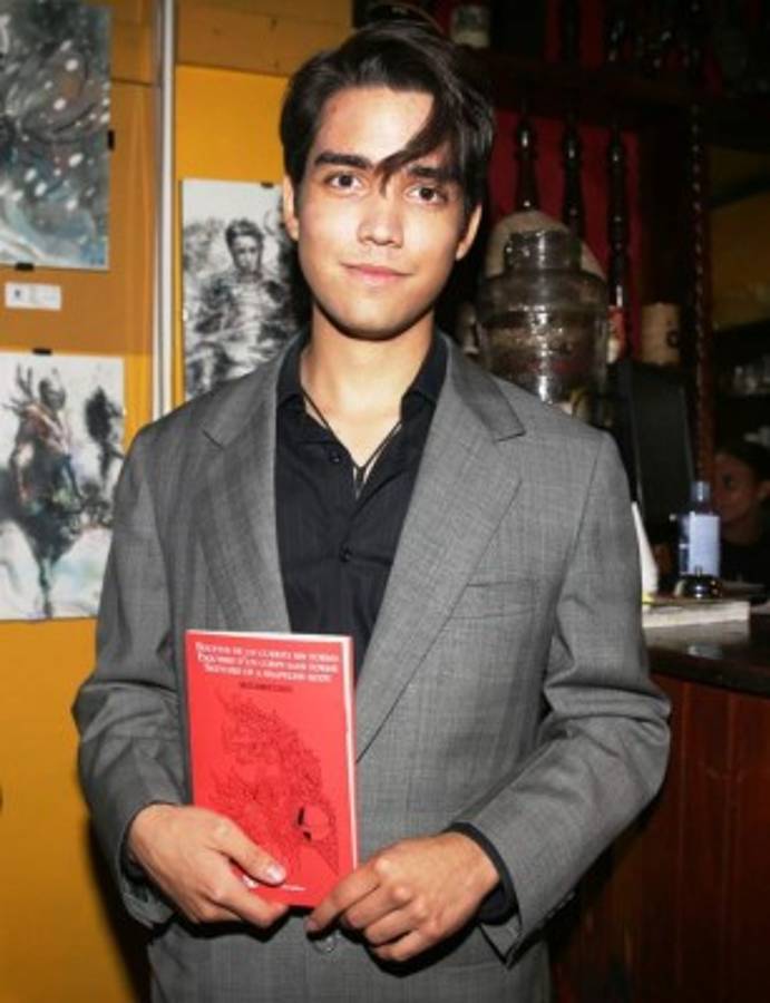 Este es el primer libro del escritor, que realiza en Francia estudios sobre literatura. Foto: Jimmy Argueta / El Heraldo.